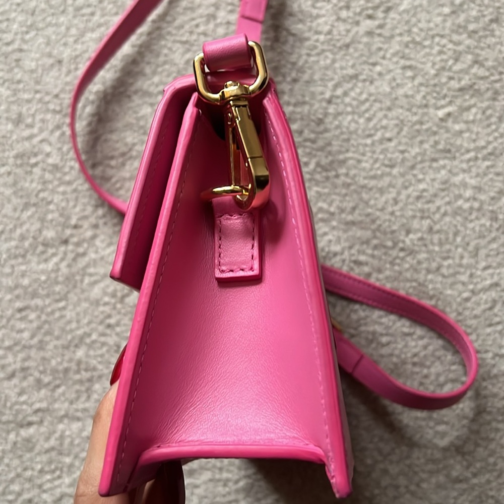 Handbag with adjustable crossbody strap

- Small handle
- Removable strap - Picture 6 of 6